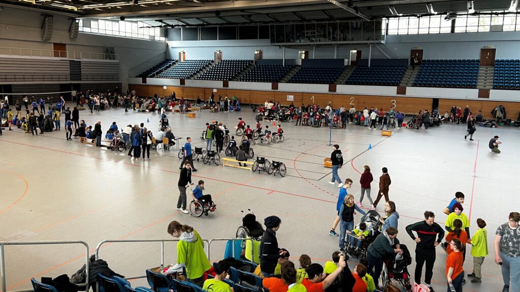Blick in die Hamburger Sporthalle. Die Schüler:innen sammeln sich, bevor das Hamburger Sportfest beginnt.
