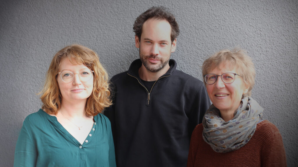 Gruppenfoto des Beratungsteams. Von links nach rechts: Anna Wencke, Sonderpädagogin. Tom Warnke, Erzieher & UK-Fachkraft. Maren Gehrmann, Ergotherapeutin.