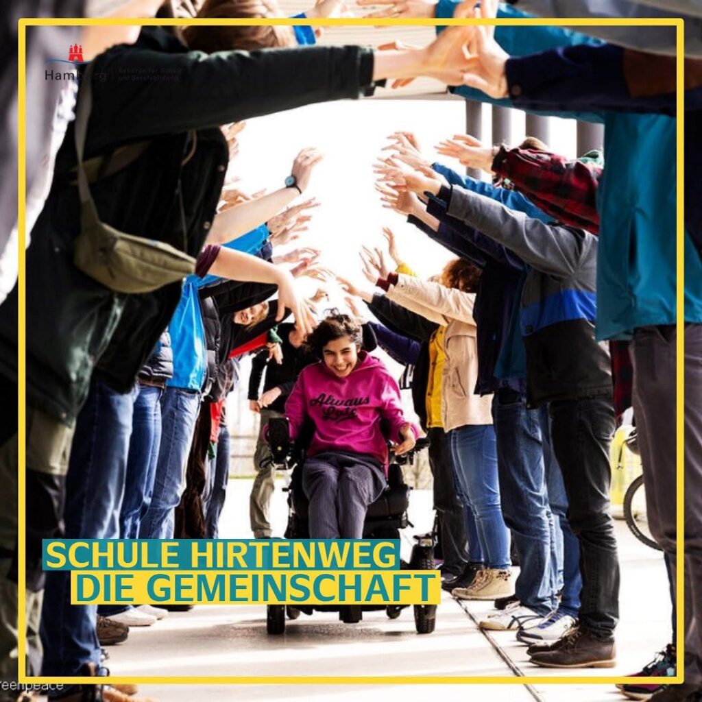 Die Gemeinschaft.
Eine Schülerin im E-Rollstuhl fährt durch eine Reihe von Schüler:innen, die sich gegenüber stehen und dabei an den Händen fassen und so eine Brücke bilden.